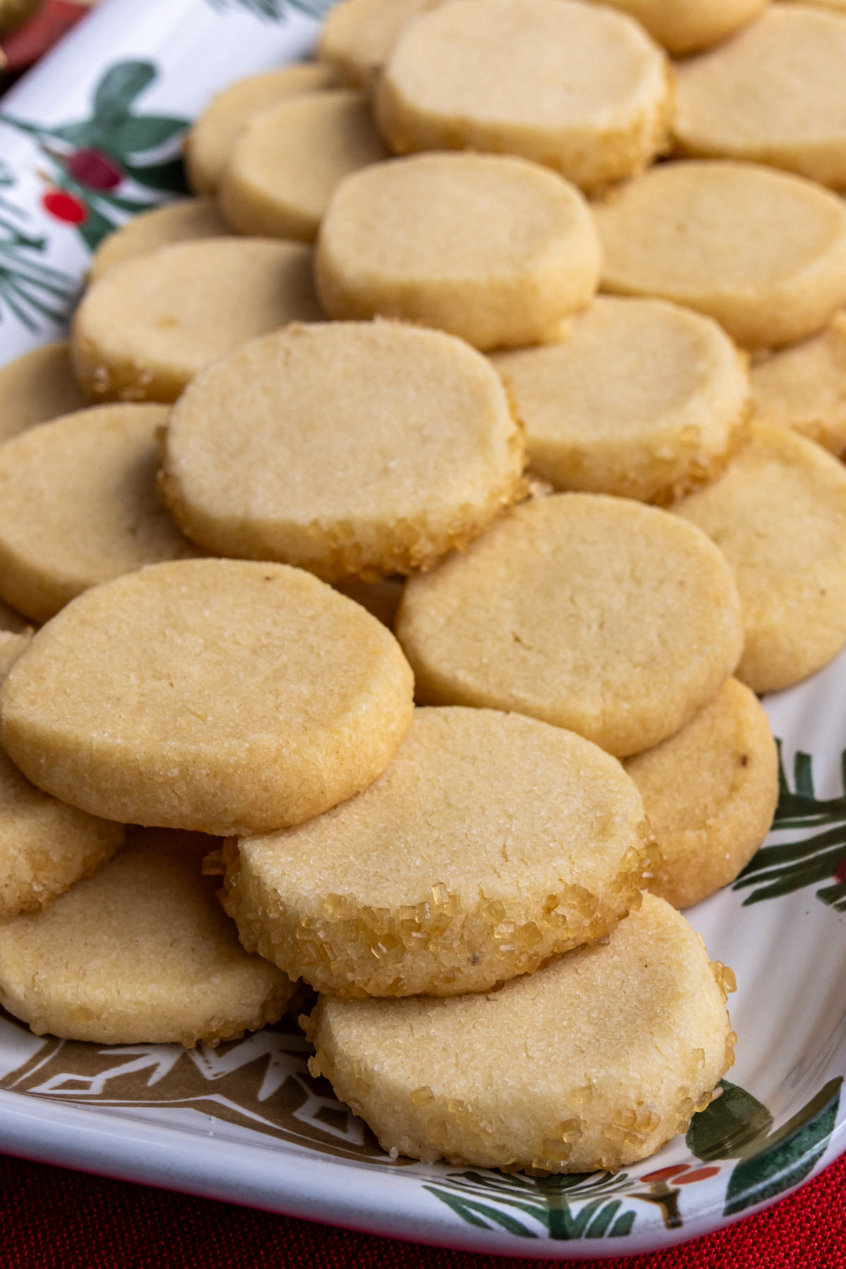Heidesand cookies, some with raw sugar on the edges and some without, on a platter.