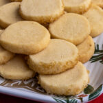 Heidesand cookies, some with raw sugar on the edges and some without, on a platter.